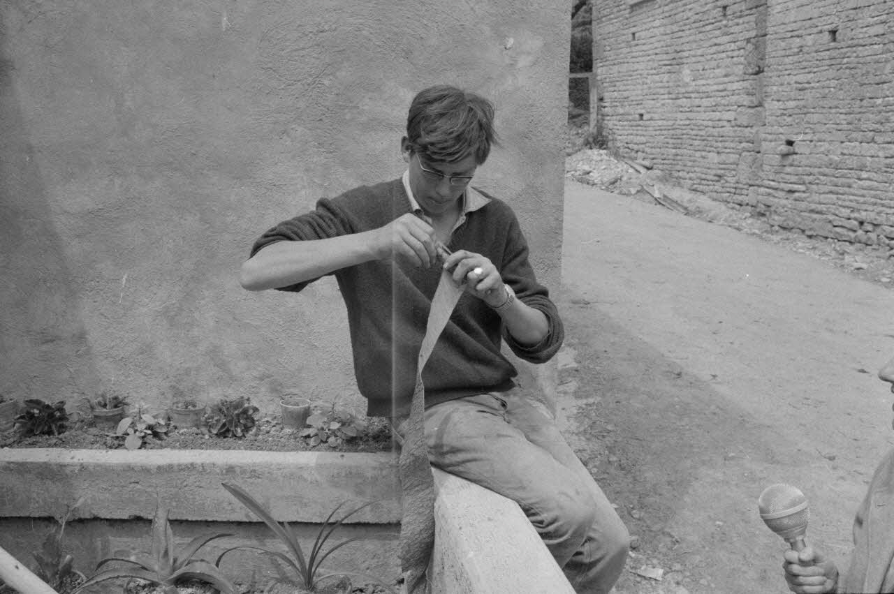 Claudie Marcel-Dubois photographie MNATP. Recherches coopératives sur programme sur le Châtillonnais (1966-1968). Mission d'ethnomusicologie 3 B. Claudie Marcel-Dubois et Maguy Andral. Bourgogne, France 1967/6/2 Ph.1967.88.22 Photo