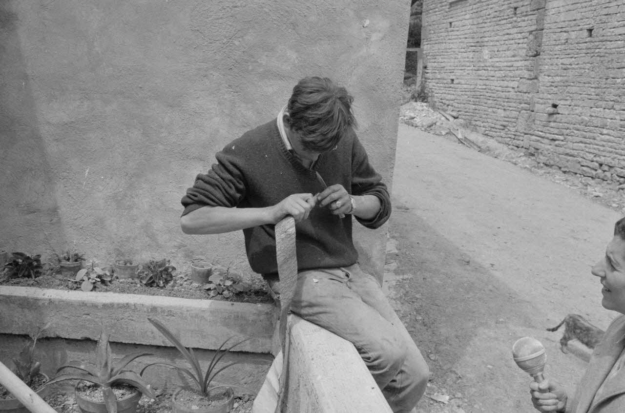 Claudie Marcel-Dubois photographie MNATP. Recherches coopératives sur programme sur le Châtillonnais (1966-1968). Mission d'ethnomusicologie 3 B. Claudie Marcel-Dubois et Maguy Andral. Bourgogne, France 1967/6/2 Ph.1967.88.23 Photo
