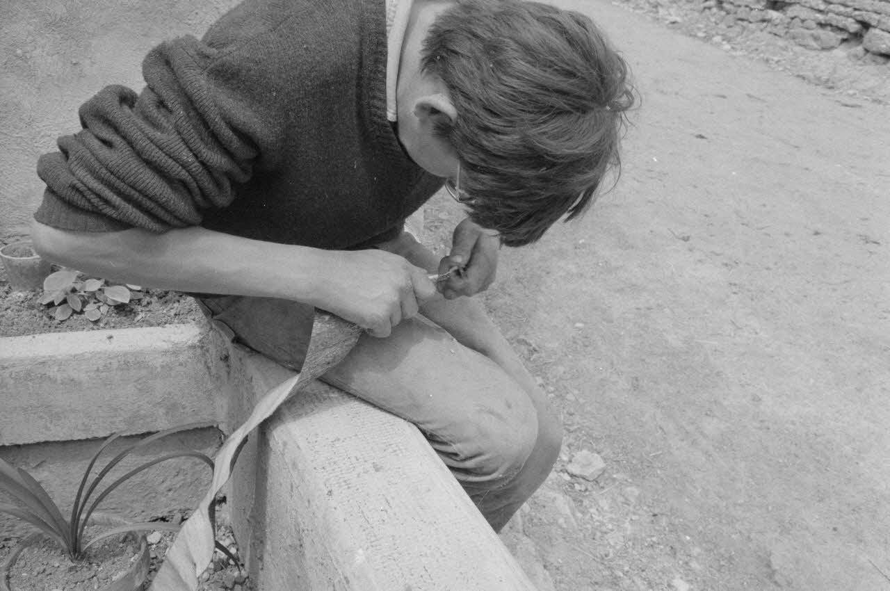 Claudie Marcel-Dubois photographie MNATP. Recherches coopératives sur programme sur le Châtillonnais (1966-1968). Mission d'ethnomusicologie 3 B. Claudie Marcel-Dubois et Maguy Andral. Bourgogne, France 1967/6/2 Ph.1967.88.25 Photo