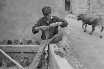 Claudie Marcel-Dubois photographie MNATP. Recherches coopératives sur programme sur le Châtillonnais (1966-1968). Mission d'ethnomusicologie 3 B. Claudie Marcel-Dubois et Maguy Andral. Bourgogne, France 1967/6/2 Ph.1967.88.27 Photo