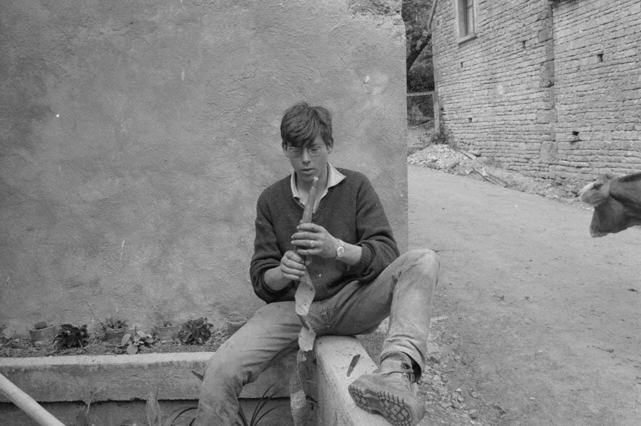 Claudie Marcel-Dubois photographie MNATP. Recherches coopératives sur programme sur le Châtillonnais (1966-1968). Mission d'ethnomusicologie 3 B. Claudie Marcel-Dubois et Maguy Andral. Bourgogne, France 1967/6/2 Ph.1967.88.28 Photo