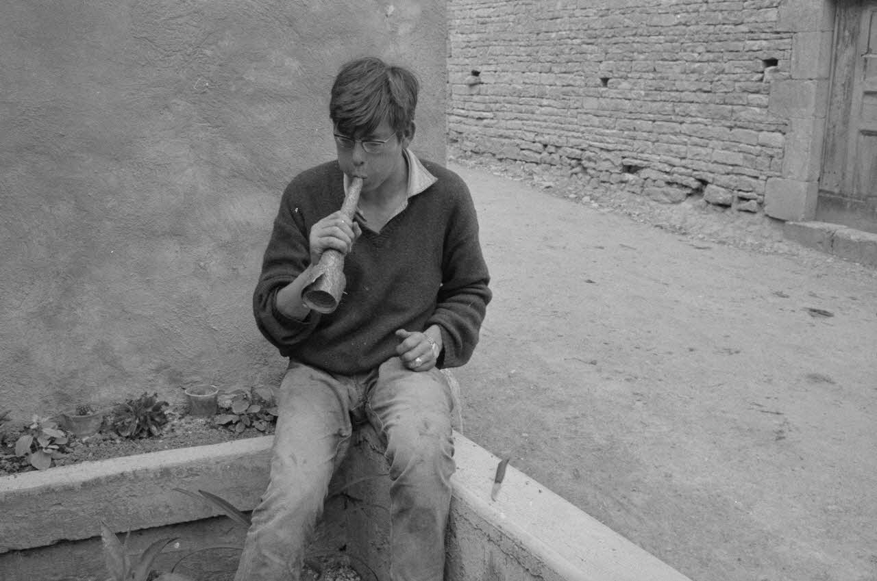 Claudie Marcel-Dubois photographie MNATP. Recherches coopératives sur programme sur le Châtillonnais (1966-1968). Mission d'ethnomusicologie 3 B. Claudie Marcel-Dubois et Maguy Andral. Bourgogne, France 1967/6/2 Ph.1967.88.35 Photo