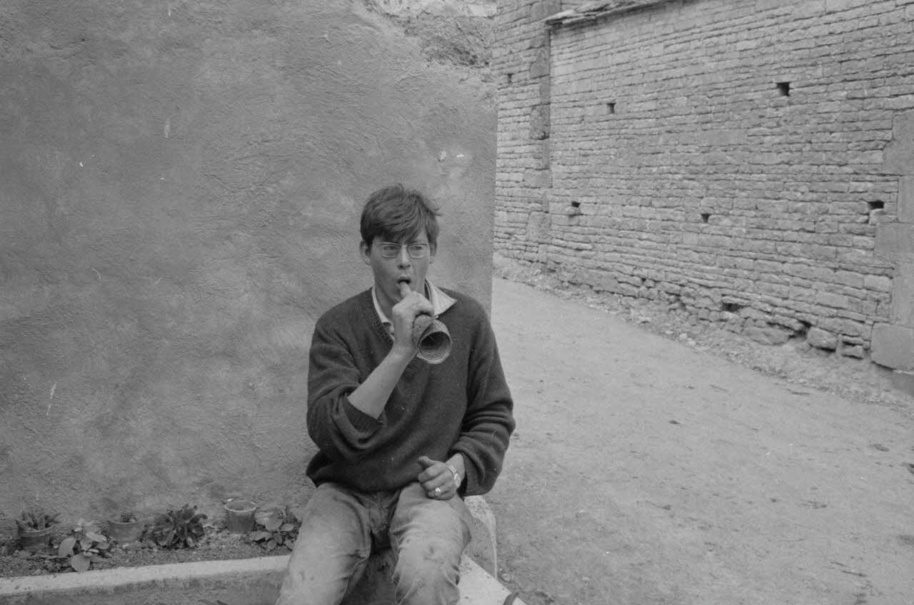 Claudie Marcel-Dubois photographie MNATP. Recherches coopératives sur programme sur le Châtillonnais (1966-1968). Mission d'ethnomusicologie 3 B. Claudie Marcel-Dubois et Maguy Andral. Bourgogne, France 1967/6/2 Ph.1967.88.36 Photo
