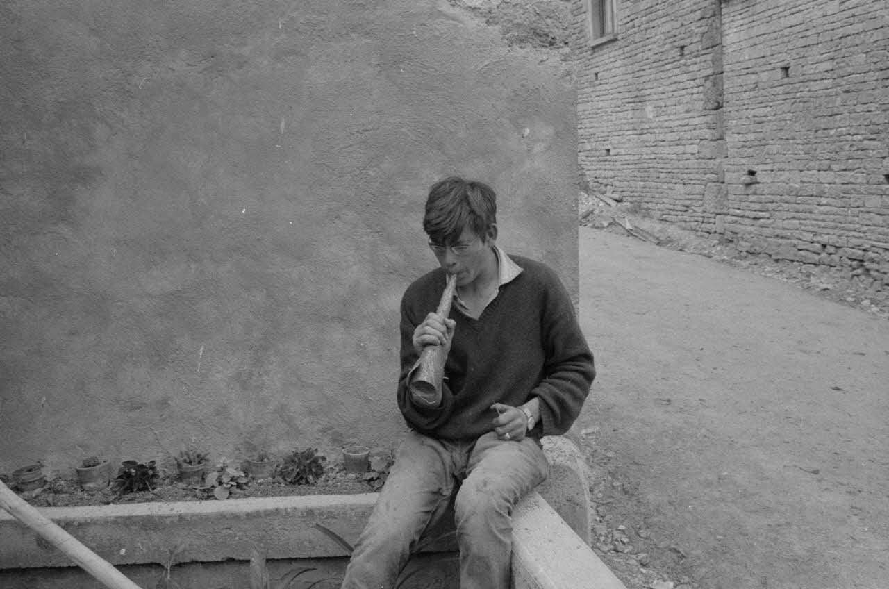 Claudie Marcel-Dubois photographie MNATP. Recherches coopératives sur programme sur le Châtillonnais (1966-1968). Mission d'ethnomusicologie 3 B. Claudie Marcel-Dubois et Maguy Andral. Bourgogne, France 1967/6/2 Ph.1967.88.37 Photo