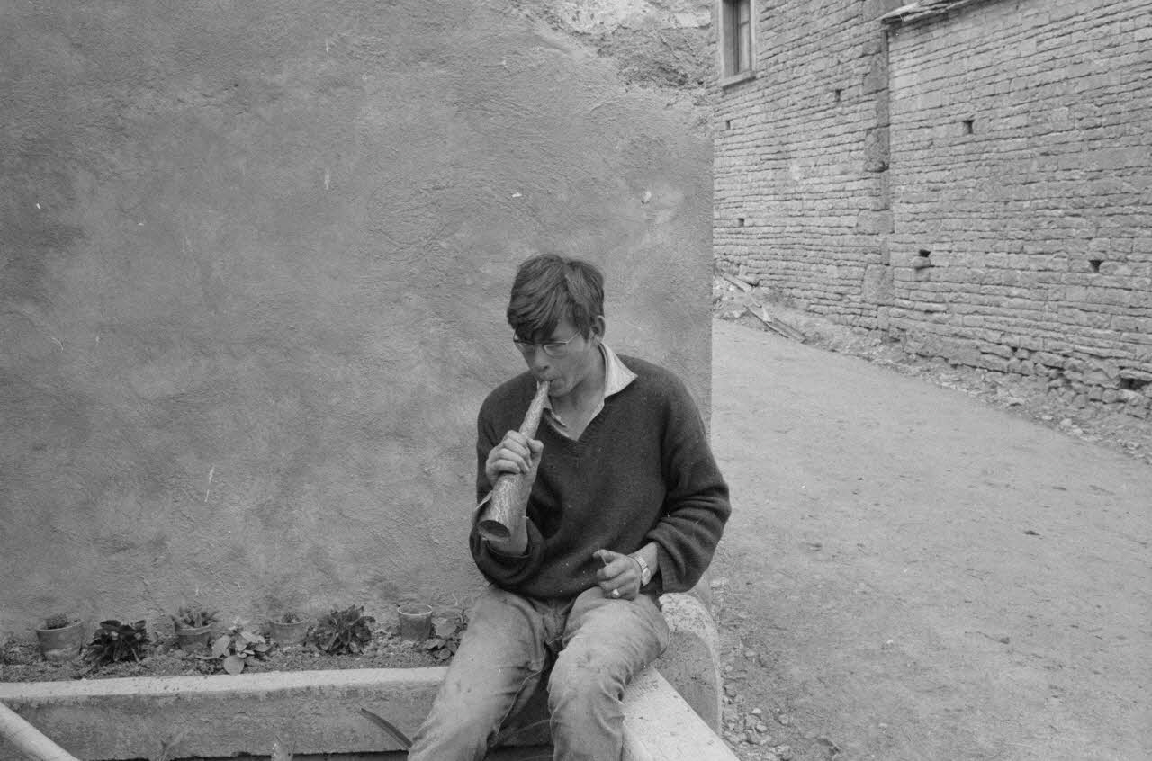 Claudie Marcel-Dubois photographie MNATP. Recherches coopératives sur programme sur le Châtillonnais (1966-1968). Mission d'ethnomusicologie 3 B. Claudie Marcel-Dubois et Maguy Andral. Bourgogne, France 1967/6/2 Ph.1967.88.38 Photo
