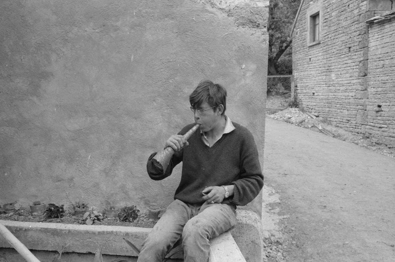 Claudie Marcel-Dubois photographie MNATP. Recherches coopératives sur programme sur le Châtillonnais (1966-1968). Mission d'ethnomusicologie 3 B. Claudie Marcel-Dubois et Maguy Andral. Bourgogne, France 1967/6/2 Ph.1967.88.39 Photo