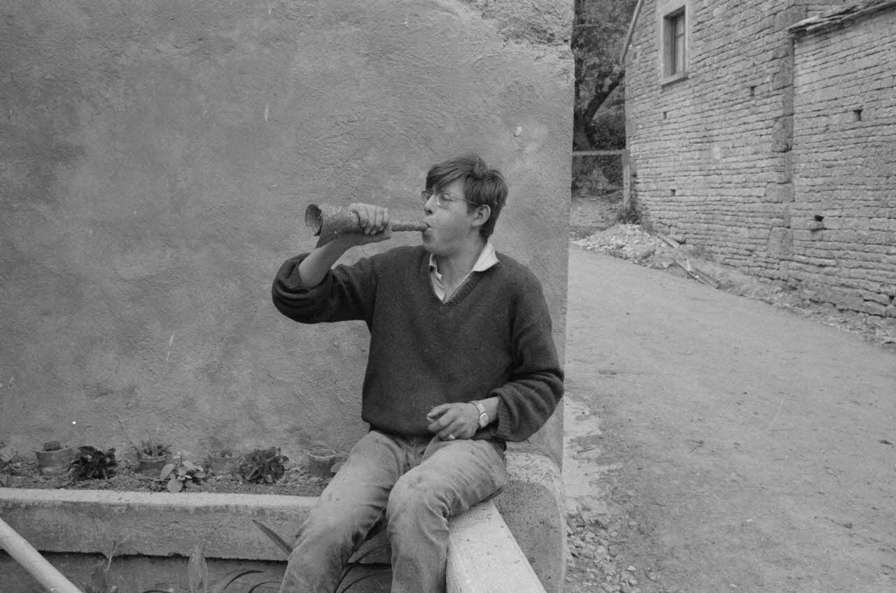 Claudie Marcel-Dubois photographie MNATP. Recherches coopératives sur programme sur le Châtillonnais (1966-1968). Mission d'ethnomusicologie 3 B. Claudie Marcel-Dubois et Maguy Andral. Bourgogne, France 1967/6/2 Ph.1967.88.40 Photo