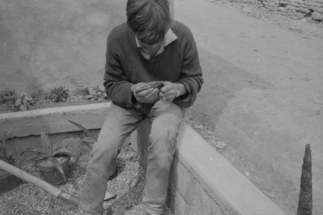 Claudie Marcel-Dubois photographie MNATP. Recherches coopératives sur programme sur le Châtillonnais (1966-1968). Mission d'ethnomusicologie 3 B. Claudie Marcel-Dubois et Maguy Andral. Bourgogne, France 1967/6/2 Ph.1967.88.43 Photo