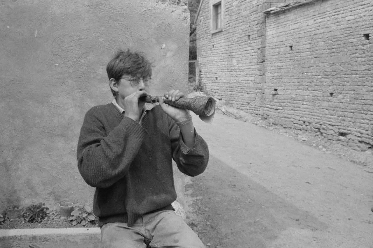 Claudie Marcel-Dubois photographie MNATP. Recherches coopératives sur programme sur le Châtillonnais (1966-1968). Mission d'ethnomusicologie 3 B. Claudie Marcel-Dubois et Maguy Andral. Bourgogne, France 1967/6/2 Ph.1967.88.44 Photo
