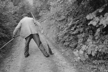 Claudie Marcel-Dubois photographie MNATP. Recherches coopératives sur programme sur le Châtillonnais (1966-1968). Mission d'ethnomusicologie 3 B. Claudie Marcel-Dubois et Maguy Andral. Bourgogne, France 1967/6/2 Ph.1967.88.50 Photo
