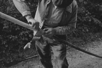 Claudie Marcel-Dubois photographie MNATP. Recherches coopératives sur programme sur le Châtillonnais (1966-1968). Mission d'ethnomusicologie 3 B. Claudie Marcel-Dubois et Maguy Andral. Bourgogne, France 1967/6/2 Ph.1967.88.55 Photo