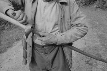 Claudie Marcel-Dubois photographie MNATP. Recherches coopératives sur programme sur le Châtillonnais (1966-1968). Mission d'ethnomusicologie 3 B. Claudie Marcel-Dubois et Maguy Andral. Bourgogne, France 1967/6/2 Ph.1967.88.58 Photo