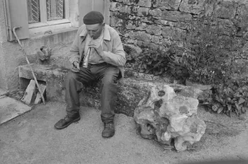 Claudie Marcel-Dubois photographie MNATP. Recherches coopératives sur programme sur le Châtillonnais (1966-1968). Mission d'ethnomusicologie 3 B. Claudie Marcel-Dubois et Maguy Andral. Bourgogne, France 1967/6/2 Ph.1967.88.67 Photo