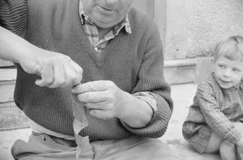 Jean Raisky photographie MNATP. Recherches coopératives sur programme sur le Châtillonnais (1966-1968). Mission d'ethnomusicologie 3 B. Claudie Marcel-Dubois et Maguy Andral. Bourgogne, France 1967/6/1 Ph.1967.89.12  Photo