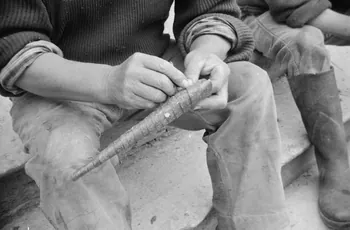 Jean Raisky photographie MNATP. Recherches coopératives sur programme sur le Châtillonnais (1966-1968). Mission d'ethnomusicologie 3 B. Claudie Marcel-Dubois et Maguy Andral. Bourgogne, France 1967/6/1 Ph.1967.89.14  Photo