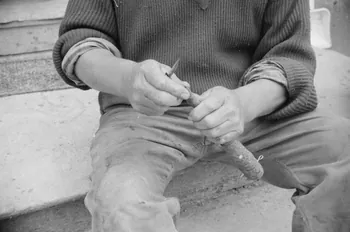 Jean Raisky photographie MNATP. Recherches coopératives sur programme sur le Châtillonnais (1966-1968). Mission d'ethnomusicologie 3 B. Claudie Marcel-Dubois et Maguy Andral. Bourgogne, France 1967/6/1 Ph.1967.89.16  Photo