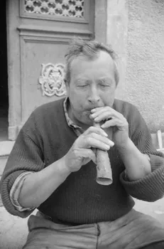 Jean Raisky photographie MNATP. Recherches coopératives sur programme sur le Châtillonnais (1966-1968). Mission d'ethnomusicologie 3 B. Claudie Marcel-Dubois et Maguy Andral. Bourgogne, France 1967/6/1 Ph.1967.89.17  Photo