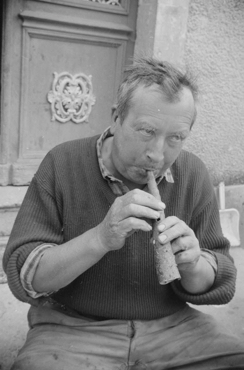 Jean Raisky photographie MNATP. Recherches coopératives sur programme sur le Châtillonnais (1966-1968). Mission d'ethnomusicologie 3 B. Claudie Marcel-Dubois et Maguy Andral. Bourgogne, France 1967/6/1 Ph.1967.89.19 Photo