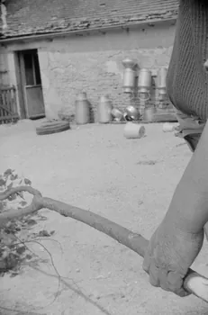 Jean Raisky photographie MNATP. Recherches coopératives sur programme sur le Châtillonnais (1966-1968). Mission d'ethnomusicologie 3 B. Claudie Marcel-Dubois et Maguy Andral. Bourgogne, France 1967/6/1 Ph.1967.89.2  Photo
