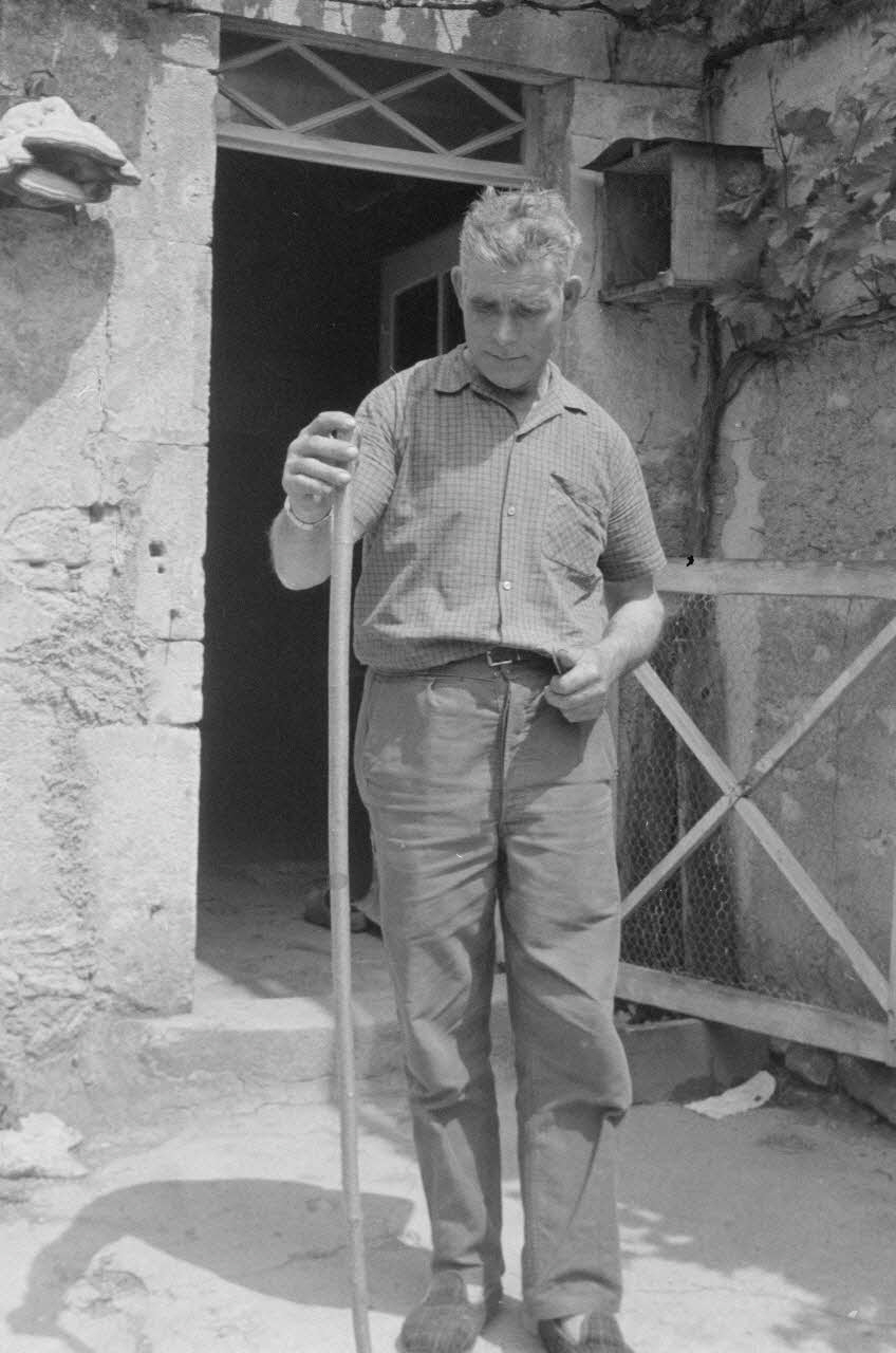 Jean Raisky photographie MNATP. Recherches coopératives sur programme sur le Châtillonnais (1966-1968). Mission d'ethnomusicologie 3 B. Claudie Marcel-Dubois et Maguy Andral. Bourgogne, France 1967/6/4 Ph.1967.89.23 Photo