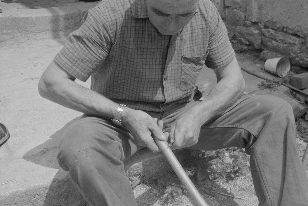 Jean Raisky photographie MNATP. Recherches coopératives sur programme sur le Châtillonnais (1966-1968). Mission d'ethnomusicologie 3 B. Claudie Marcel-Dubois et Maguy Andral. Bourgogne, France 1967/6/4 Ph.1967.89.24 Photo