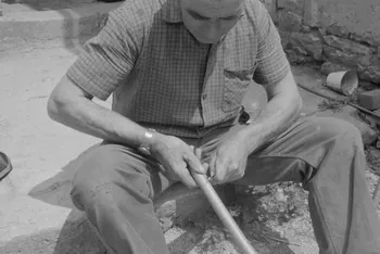 Jean Raisky photographie MNATP. Recherches coopératives sur programme sur le Châtillonnais (1966-1968). Mission d'ethnomusicologie 3 B. Claudie Marcel-Dubois et Maguy Andral. Bourgogne, France 1967/6/4 Ph.1967.89.24  Photo