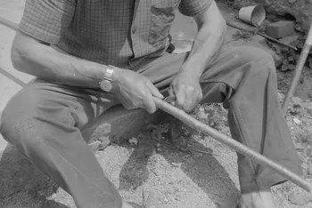 Jean Raisky photographie MNATP. Recherches coopératives sur programme sur le Châtillonnais (1966-1968). Mission d'ethnomusicologie 3 B. Claudie Marcel-Dubois et Maguy Andral. Bourgogne, France 1967/6/4 Ph.1967.89.25  Photo