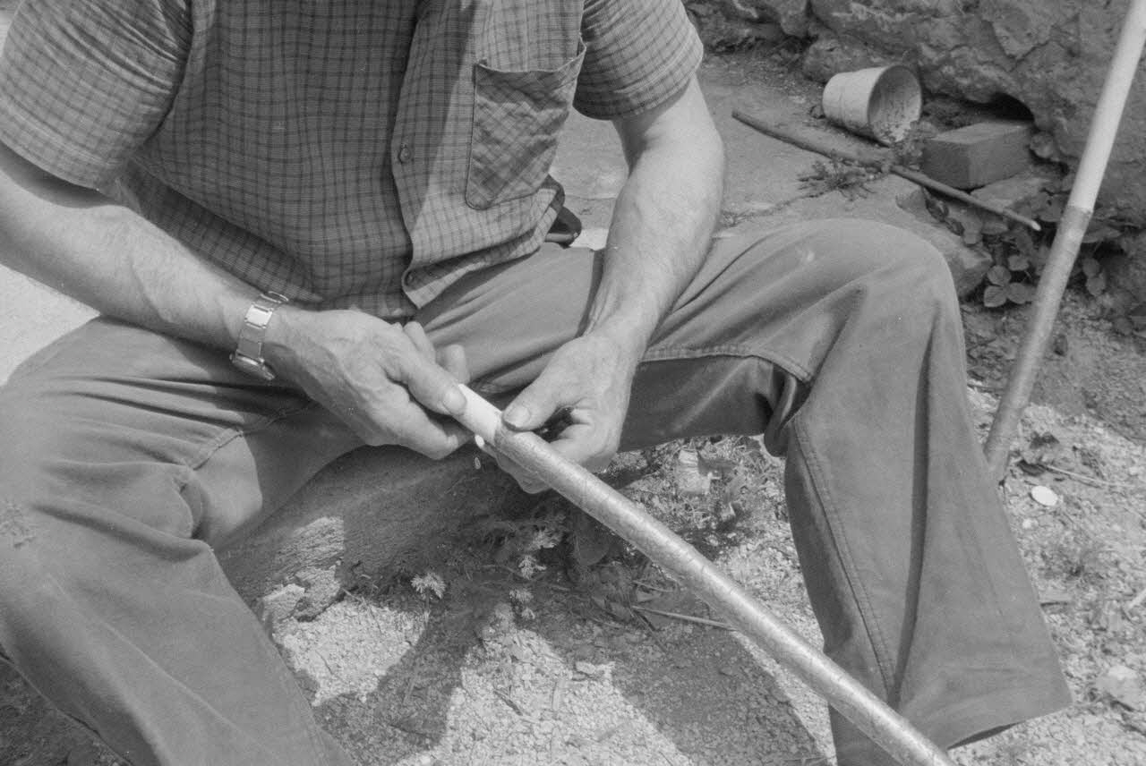 Jean Raisky photographie MNATP. Recherches coopératives sur programme sur le Châtillonnais (1966-1968). Mission d'ethnomusicologie 3 B. Claudie Marcel-Dubois et Maguy Andral. Bourgogne, France 1967/6/4 Ph.1967.89.26 Photo