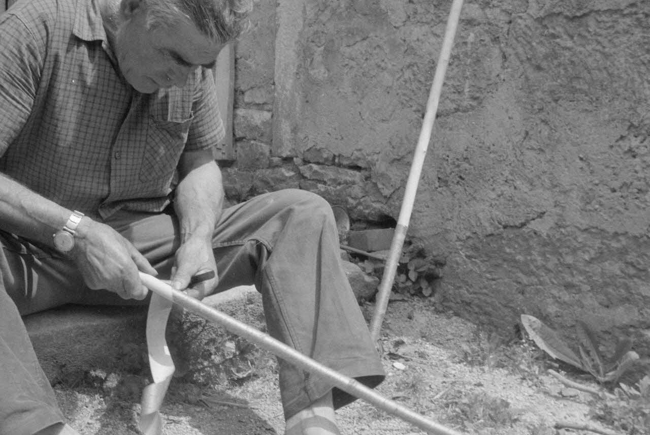 Jean Raisky photographie MNATP. Recherches coopératives sur programme sur le Châtillonnais (1966-1968). Mission d'ethnomusicologie 3 B. Claudie Marcel-Dubois et Maguy Andral. Bourgogne, France 1967/6/4 Ph.1967.89.27 Photo