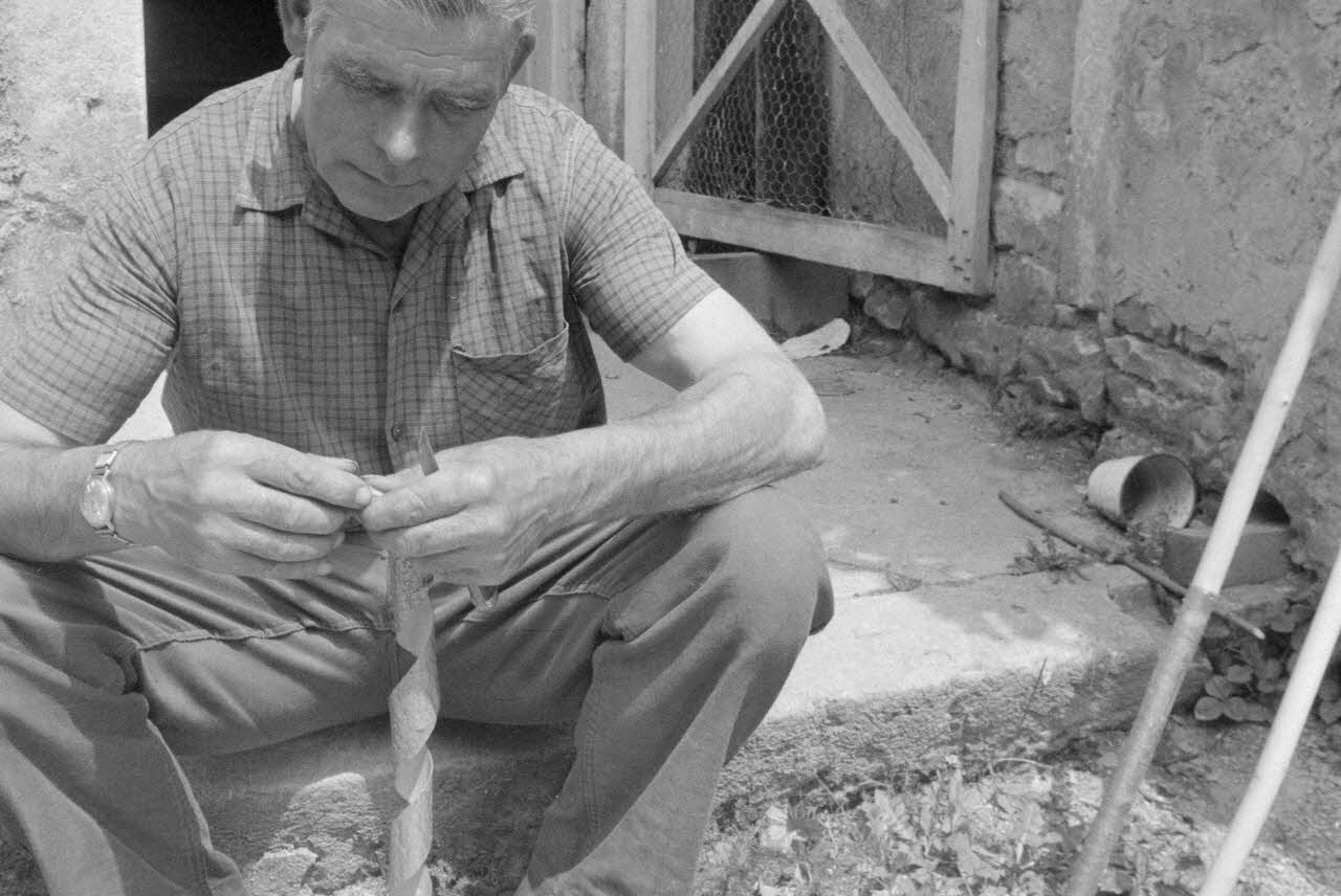 Jean Raisky photographie MNATP. Recherches coopératives sur programme sur le Châtillonnais (1966-1968). Mission d'ethnomusicologie 3 B. Claudie Marcel-Dubois et Maguy Andral. Bourgogne, France 1967/6/4 Ph.1967.89.28 Photo