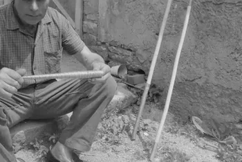 Jean Raisky photographie MNATP. Recherches coopératives sur programme sur le Châtillonnais (1966-1968). Mission d'ethnomusicologie 3 B. Claudie Marcel-Dubois et Maguy Andral. Bourgogne, France 1967/6/4 Ph.1967.89.29  Photo