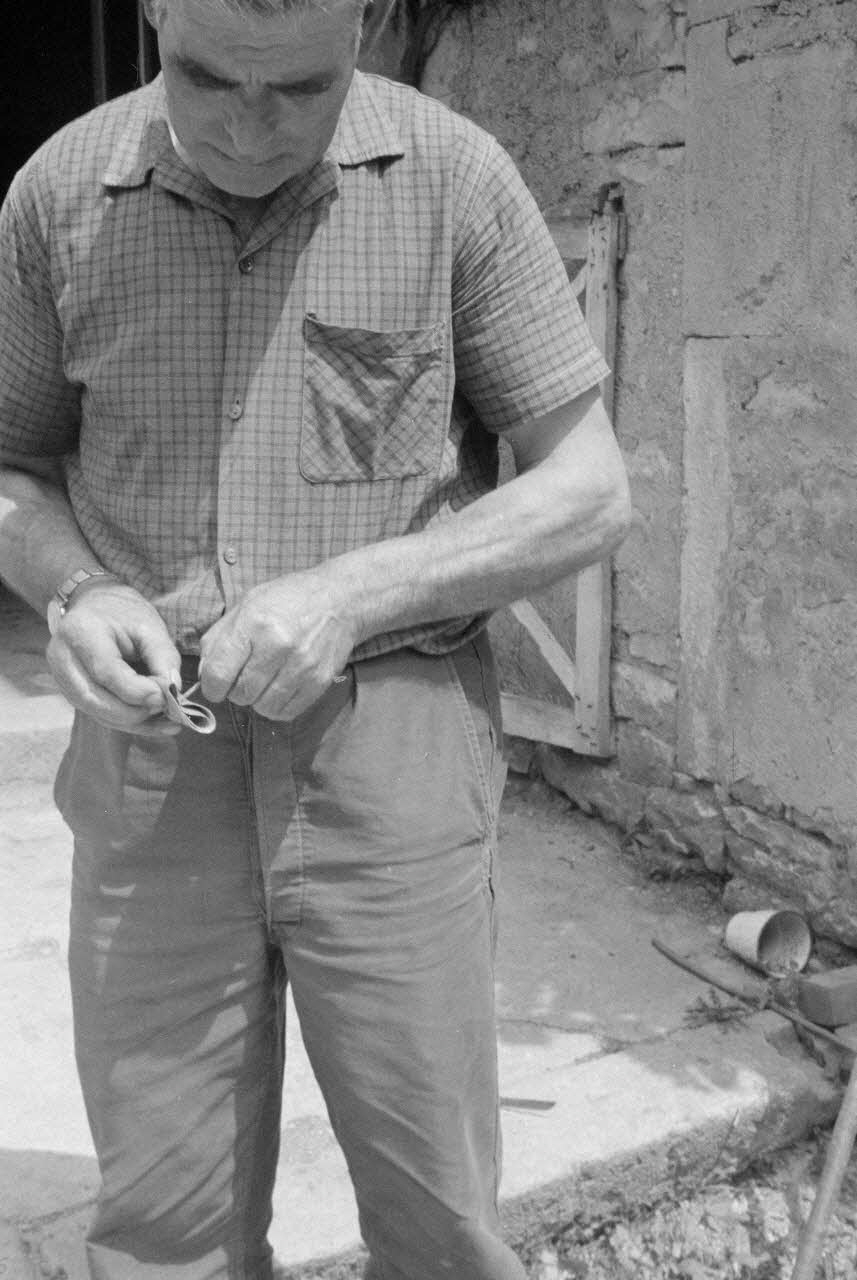 Jean Raisky photographie MNATP. Recherches coopératives sur programme sur le Châtillonnais (1966-1968). Mission d'ethnomusicologie 3 B. Claudie Marcel-Dubois et Maguy Andral. Bourgogne, France 1967/6/4 Ph.1967.89.30 Photo