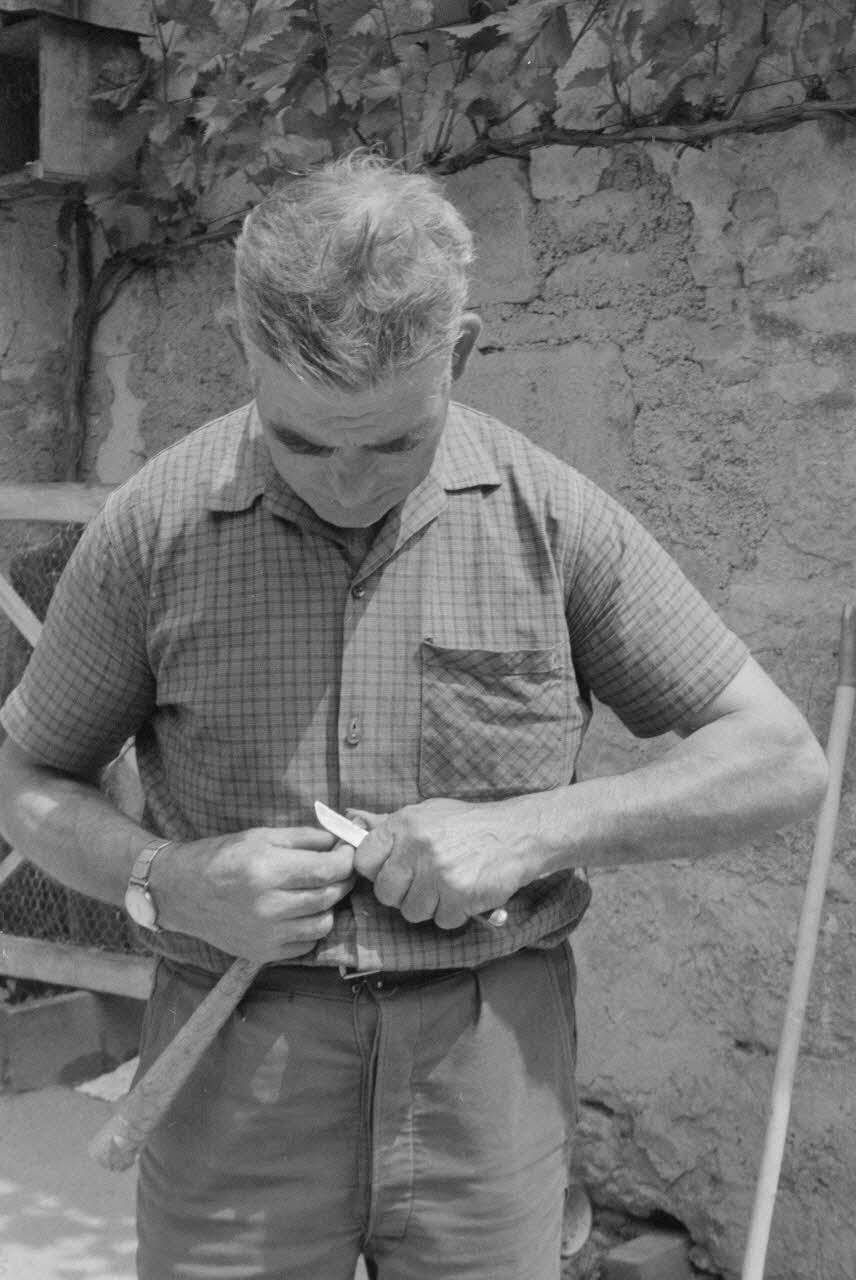 Jean Raisky photographie MNATP. Recherches coopératives sur programme sur le Châtillonnais (1966-1968). Mission d'ethnomusicologie 3 B. Claudie Marcel-Dubois et Maguy Andral. Bourgogne, France 1967/6/4 Ph.1967.89.31 Photo