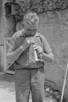 Jean Raisky photographie MNATP. Recherches coopératives sur programme sur le Châtillonnais (1966-1968). Mission d'ethnomusicologie 3 B. Claudie Marcel-Dubois et Maguy Andral. Bourgogne, France 1967/6/4 Ph.1967.89.32  Photo