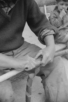 Jean Raisky photographie MNATP. Recherches coopératives sur programme sur le Châtillonnais (1966-1968). Mission d'ethnomusicologie 3 B. Claudie Marcel-Dubois et Maguy Andral. Bourgogne, France 1967/6/1 Ph.1967.89.8  Photo
