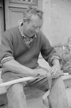 Jean Raisky photographie MNATP. Recherches coopératives sur programme sur le Châtillonnais (1966-1968). Mission d'ethnomusicologie 3 B. Claudie Marcel-Dubois et Maguy Andral. Bourgogne, France 1967/6/1 Ph.1967.89.9  Photo