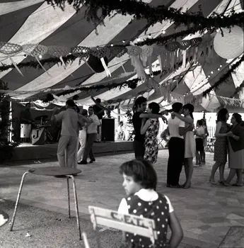 Bernard Lortat-Jacob photographie Bal du 14 juillet. Les danseurs l'après-midi Provence-Alpes-Côte d'Azur, France 1967/7/14 Ph.1967.97.38 Photo