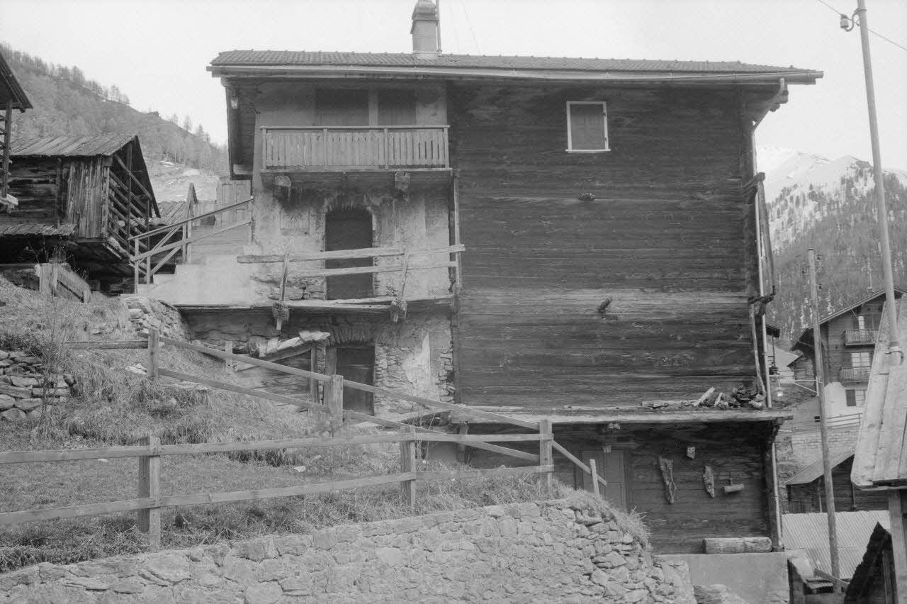 Jean Cuisenier photographie Enquête conduite par Jean Cuisenier en Suisse (du 25 mars au 8 avril 1972) Canton du Valais, Suisse 1972/4/5 Ph.1972.97.54 Photo
