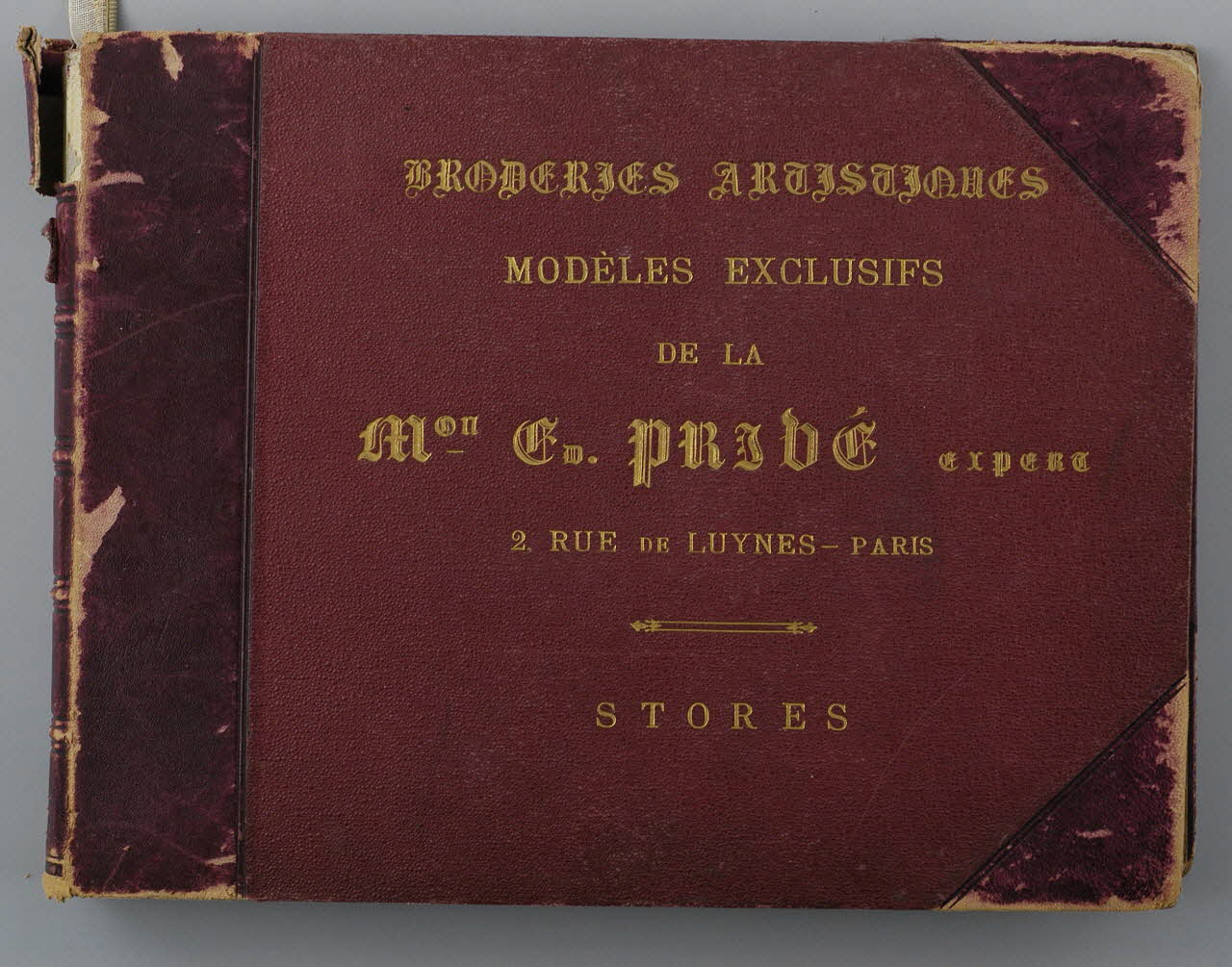 Christophe Fouin photographie Album de la Maison Ed. Privé intitulé Broderies artisanales / Modèles exclusifs / de la / M(ais)on Ed. Privé expert / 2, rue de Luynes - Paris / Stores Ile-de-France, France 1911 Ph.1973.62.0.A  Photo