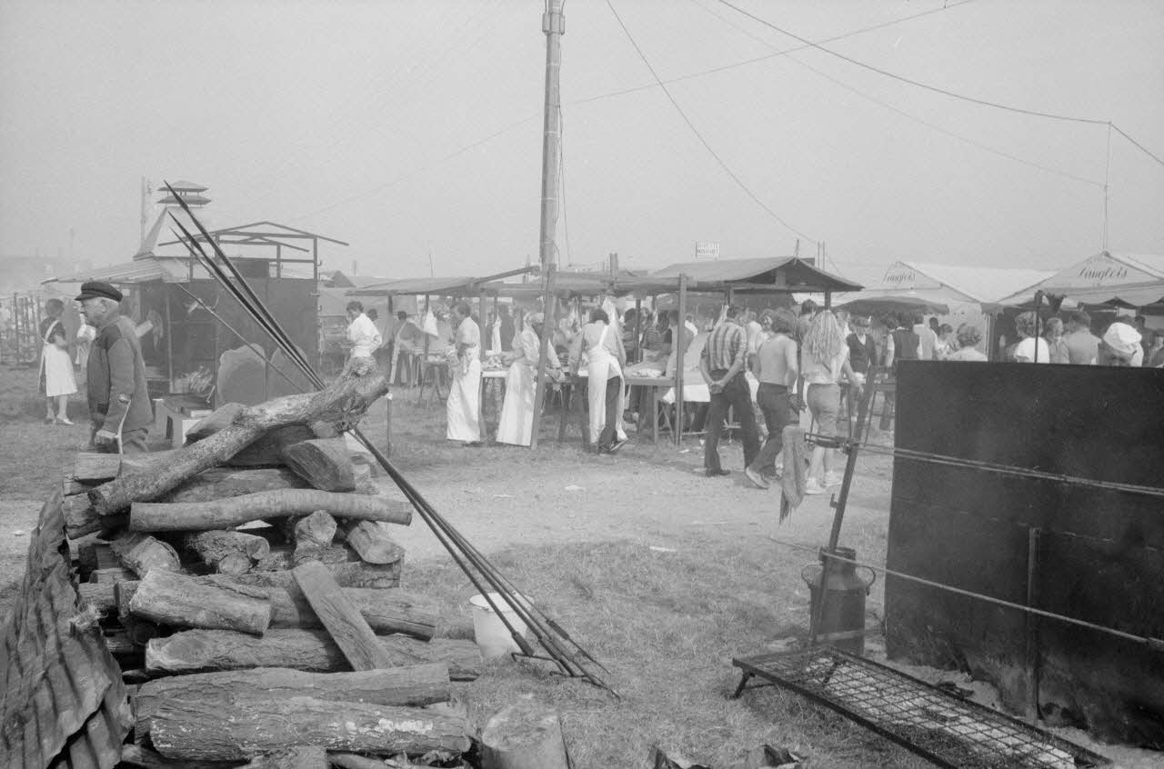 Jean Cuisenier photographie Enquête conduite par Jean Cuisenier à la Foire de Lessay dans la Manche (8 et 9 septembre 1982) Basse-Normandie, France 1982/9/8 Ph.1983.13.26 Photo