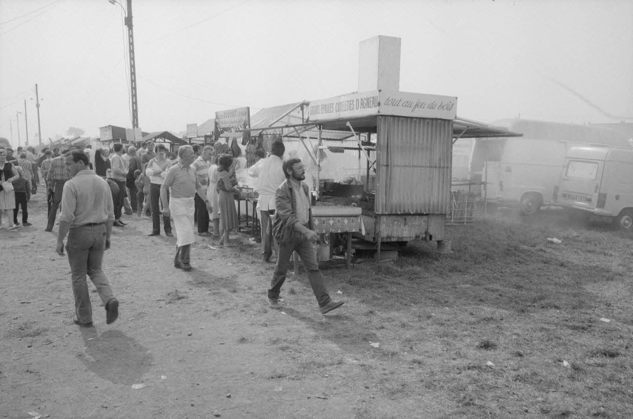 Jean Cuisenier photographie Enquête conduite par Jean Cuisenier à la Foire de Lessay dans la Manche (8 et 9 septembre 1982) Basse-Normandie, France 1982/9/8 Ph.1983.13.35 Photo