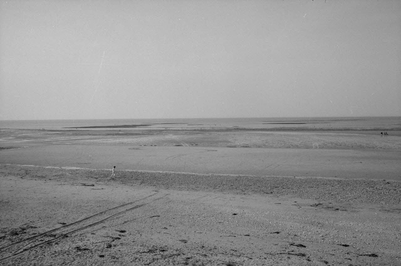 Jean Cuisenier photographie MNATP. Enquête conduite par Jean Cuisenier à Bernières-sur-Mer dans le Calvados (du 29 au 31 avril 1984) Basse-Normandie, France 1984/4/29 Ph.1984.44.14 Photo
