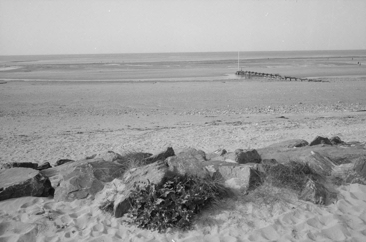 Jean Cuisenier photographie MNATP. Enquête conduite par Jean Cuisenier à Bernières-sur-Mer dans le Calvados (du 29 au 31 avril 1984) Basse-Normandie, France 1984/4/29 Ph.1984.44.24 Photo
