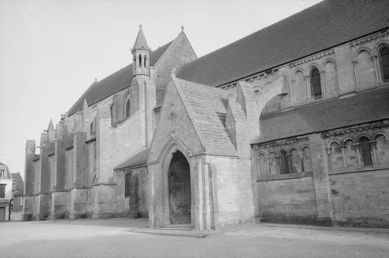 Jean Cuisenier photographie MNATP. Enquête conduite par Jean Cuisenier à Bernières-sur-Mer dans le Calvados (du 29 au 31 avril 1984) Basse-Normandie, France 1984/4/29 Ph.1984.44.30 Photo