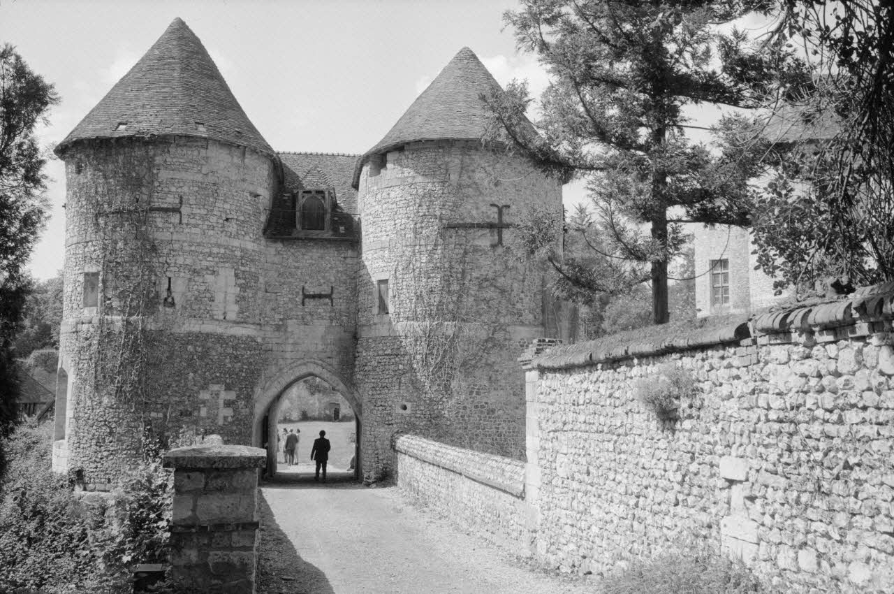 Jean Cuisenier photographie MNATP. Enquête conduite par Jean Cuisenier au château d'Harcourt dans l'Eure (1er juin 1984) Haute-Normandie, France 1984/6/1 Ph.1984.59.5 Photo