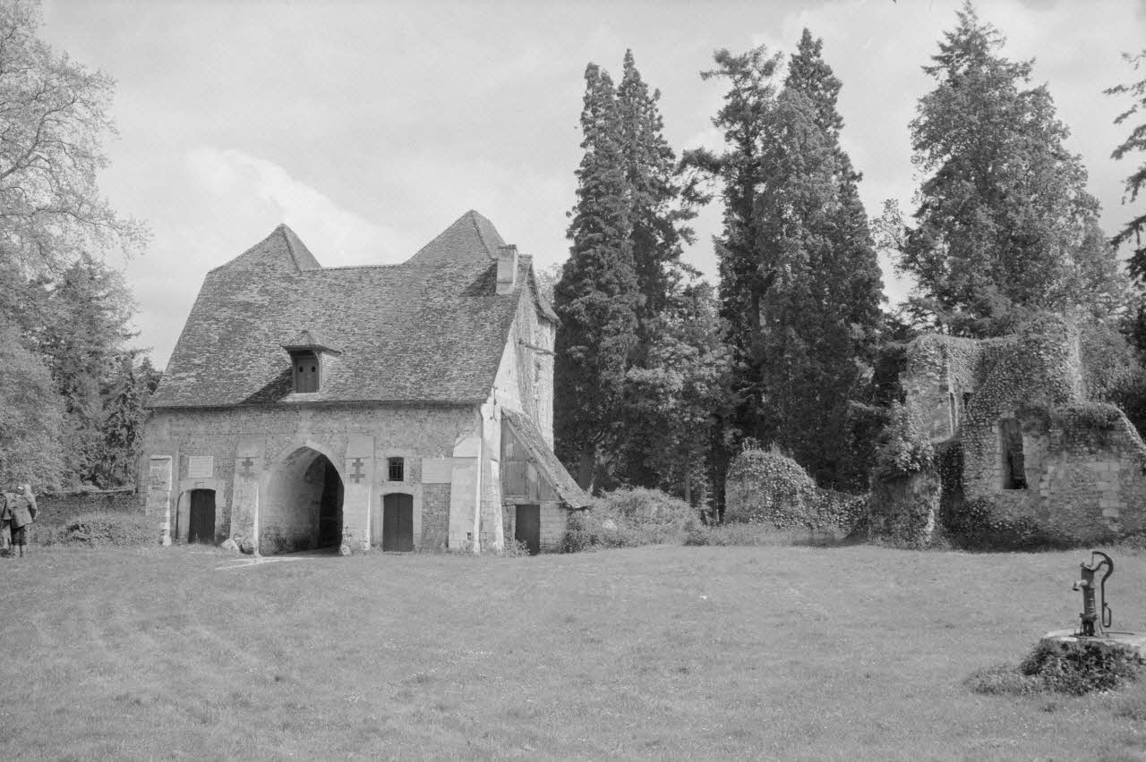 Jean Cuisenier photographie MNATP. Enquête conduite par Jean Cuisenier au château d'Harcourt dans l'Eure (1er juin 1984) Haute-Normandie, France 1984/6/1 Ph.1984.59.6 Photo