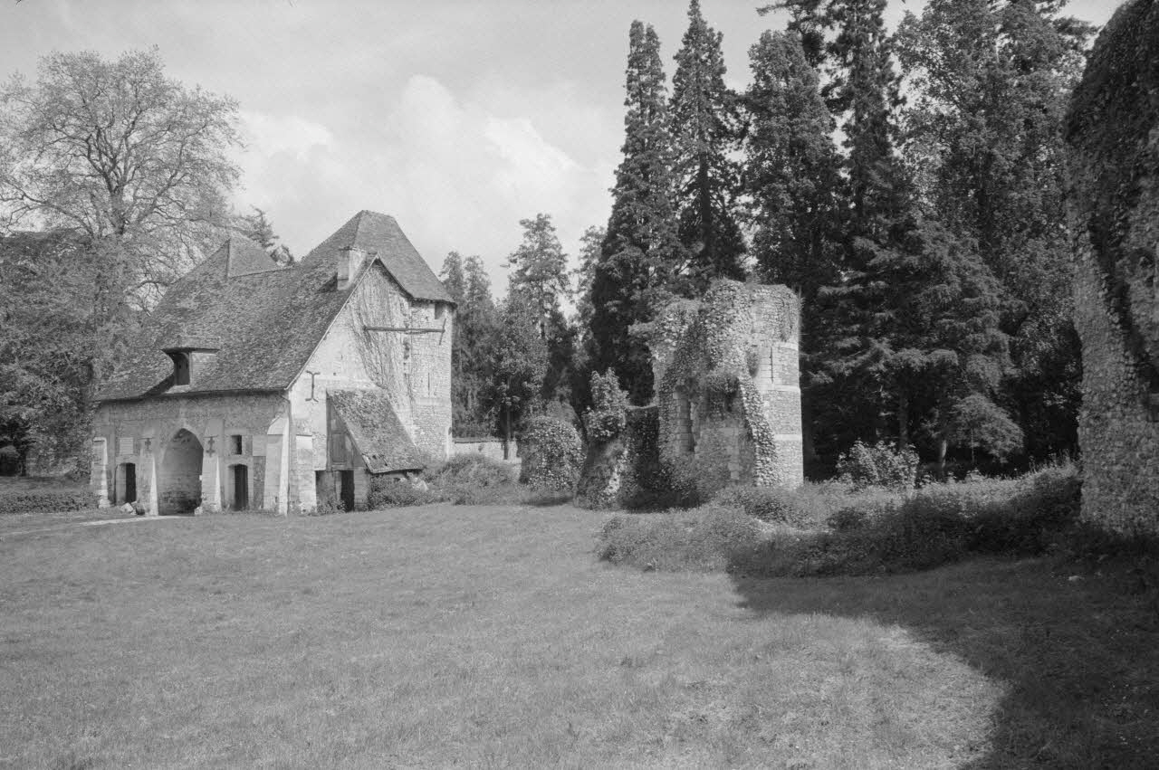Jean Cuisenier photographie MNATP. Enquête conduite par Jean Cuisenier au château d'Harcourt dans l'Eure (1er juin 1984) Haute-Normandie, France 1984/6/1 Ph.1984.59.9 Photo