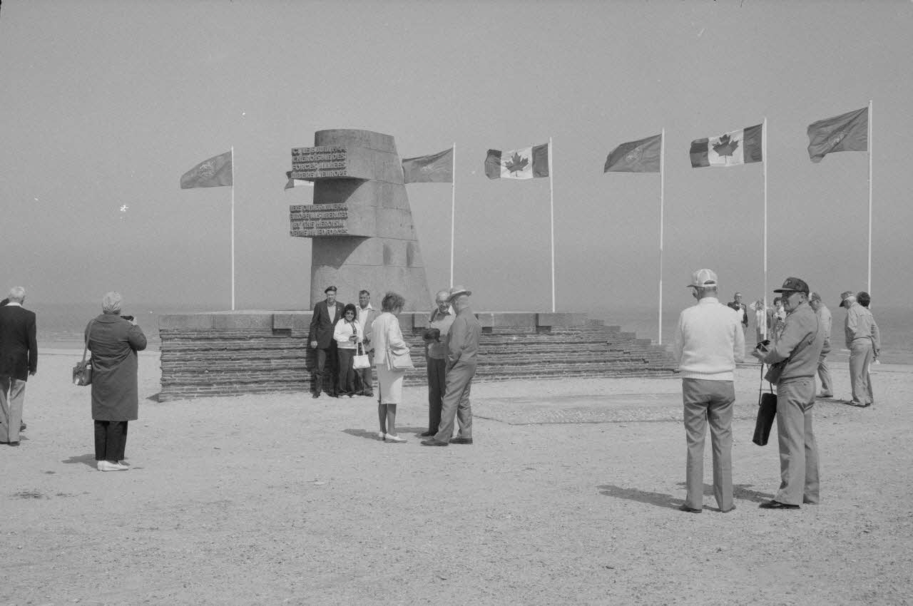 Jean Cuisenier photographie MNATP. Enquête conduite par Jean Cuisenier à Bernières-sur-Mer dans le Calvados (4 juin 1984) Basse-Normandie, France 1984/6/4 Ph.1984.60.12 Photo