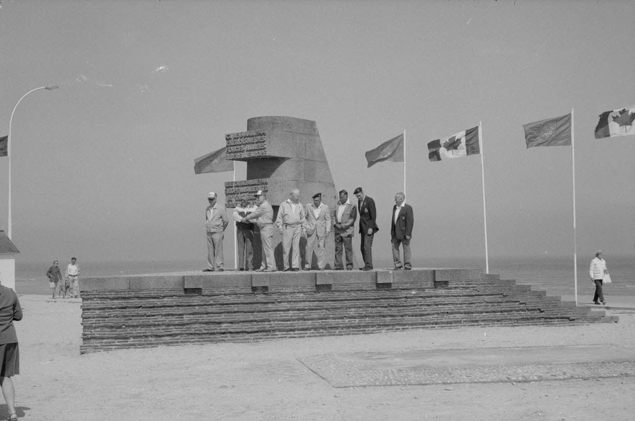Jean Cuisenier photographie MNATP. Enquête conduite par Jean Cuisenier à Bernières-sur-Mer dans le Calvados (4 juin 1984) Basse-Normandie, France 1984/6/4 Ph.1984.60.13 Photo