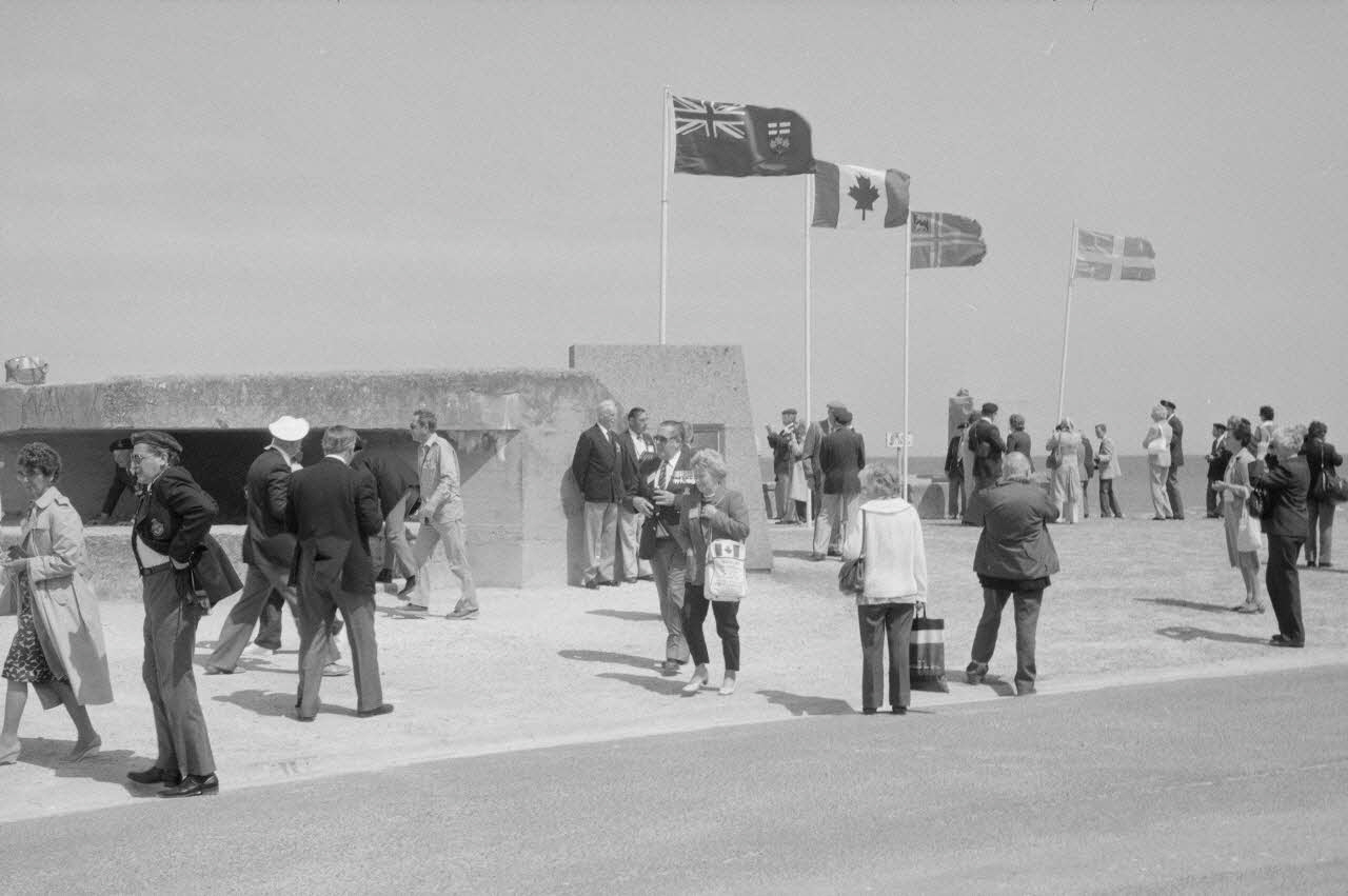 Jean Cuisenier photographie MNATP. Enquête conduite par Jean Cuisenier à Bernières-sur-Mer dans le Calvados (4 juin 1984) Basse-Normandie, France 1984/6/4 Ph.1984.60.16 Photo